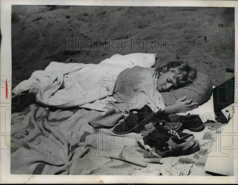 Load image into Gallery viewer, 1952 Press Photo Doris Young 6, will wake when Prince Charming arrives
