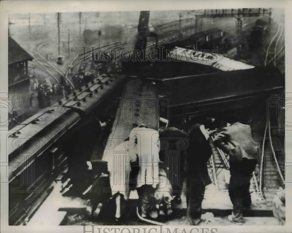1951 Press Photo Wreckage of Express Train jumped the tracksa at Doncaster