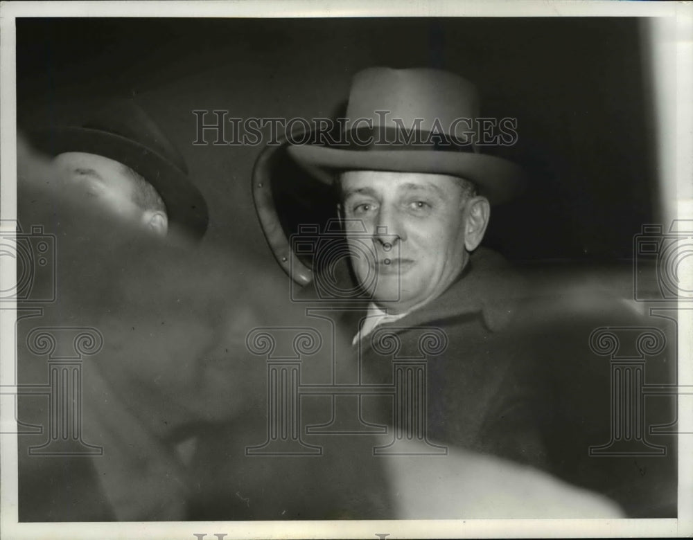 1943 Press Photo Roger Toughy after a plea in Federal court starts back home