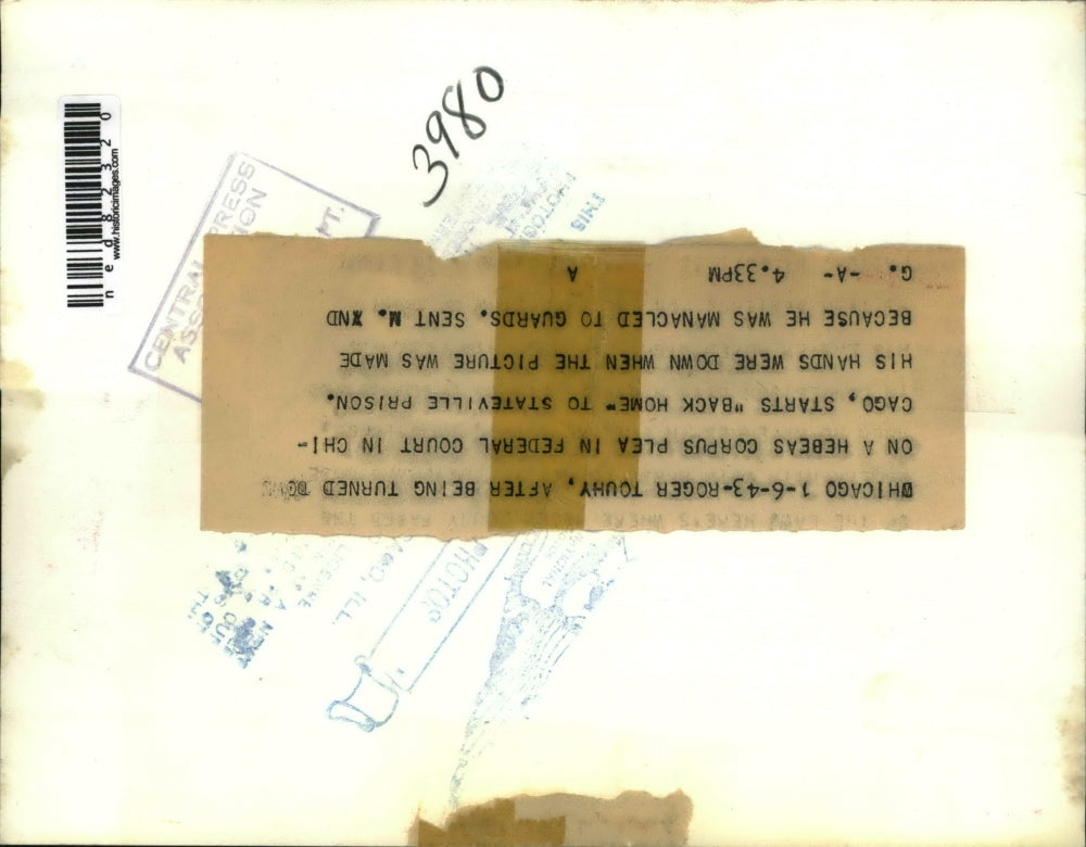 1943 Press Photo Roger Toughy after a plea in Federal court starts back home