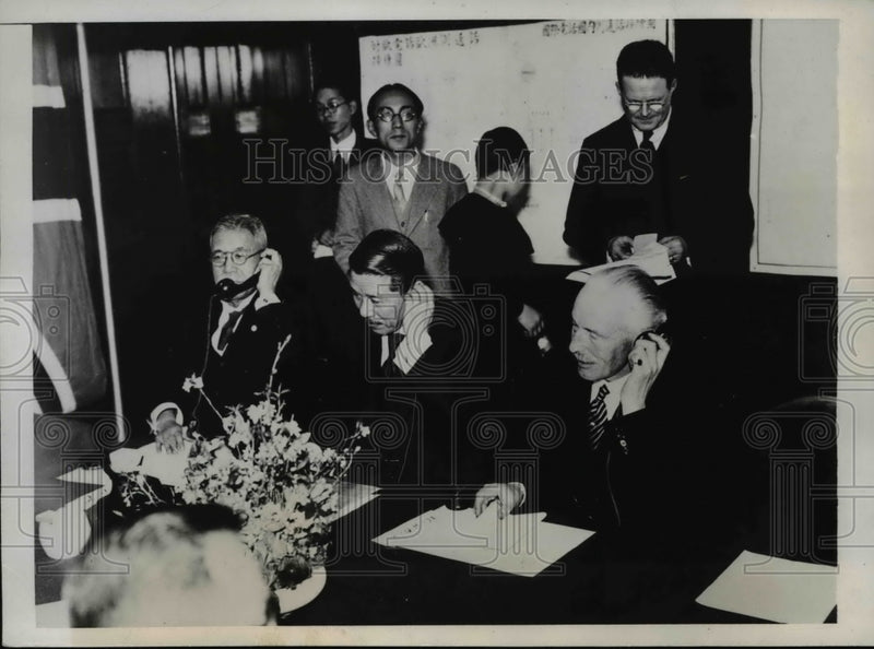 Load image into Gallery viewer, 1935 Press Photo Comm Minister Tokonami, Foreign Minister Hirota &amp; Sir R. Clive
