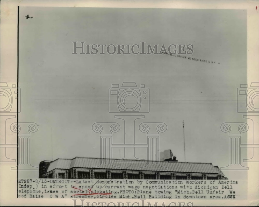 1948 Press Photo Plane tow Michigan Bell Unfair We Need Raise CWA streamer