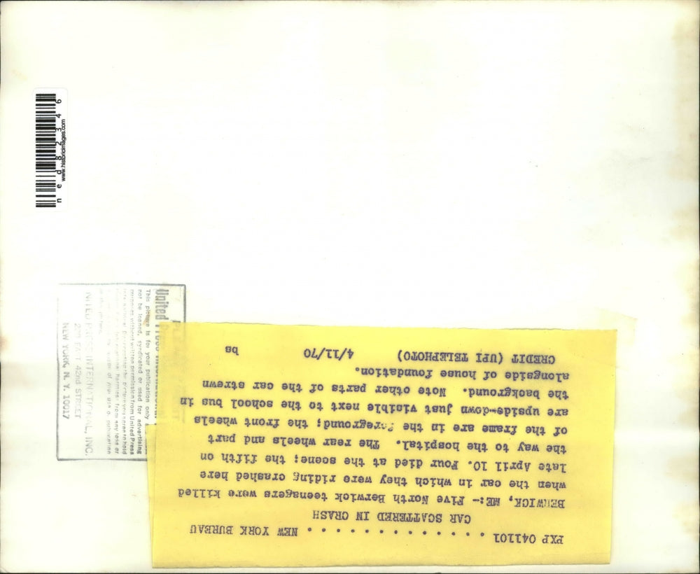 1970 Press Photo Teenagers killed when car crashed, car scattered in crash