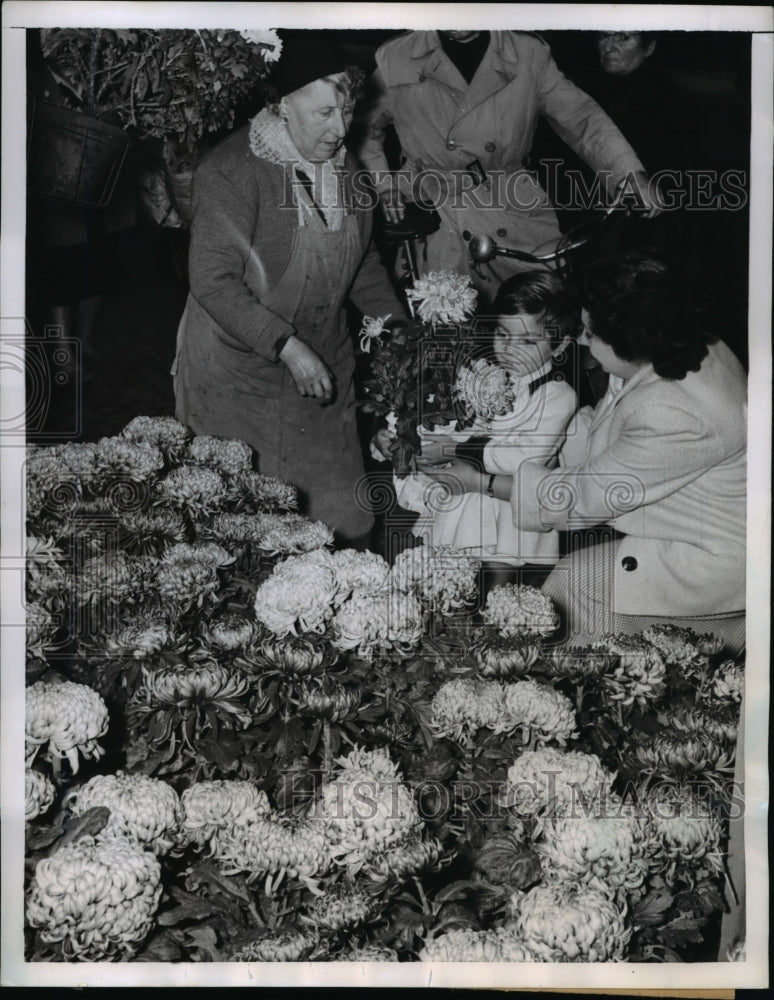 Load image into Gallery viewer, 1955 Press Photo All Saints Day celebrated in France, Parisian buys at Seine
