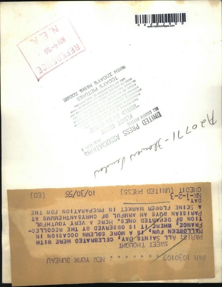 1955 Press Photo All Saints Day celebrated in France, Parisian buys at Seine