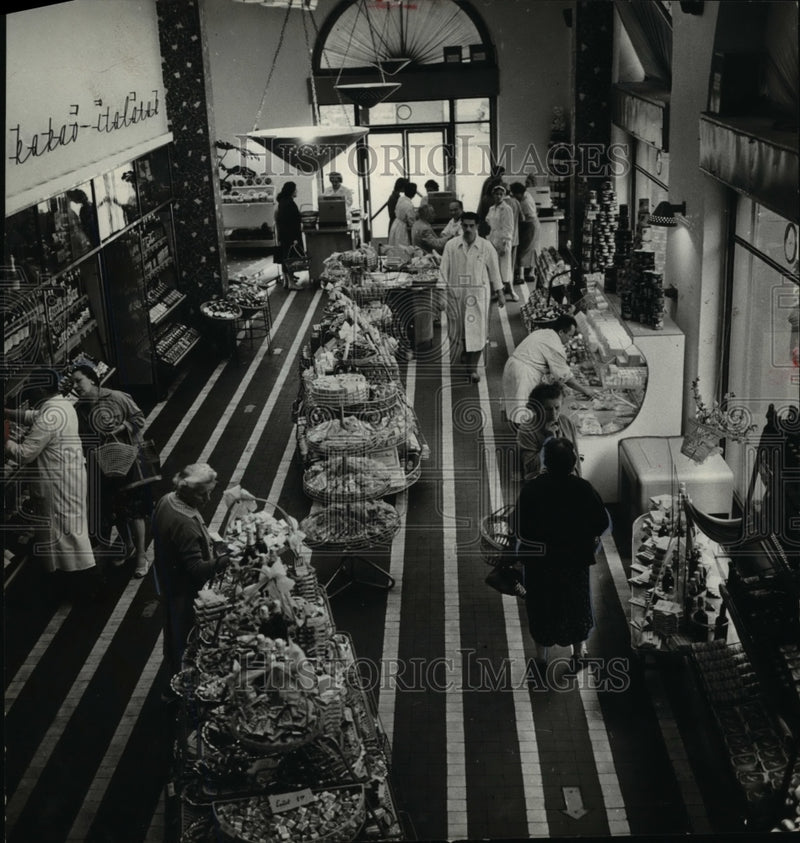 Load image into Gallery viewer, 1960 Press Photo The Refrigeration equipment is featured in newest food stores
