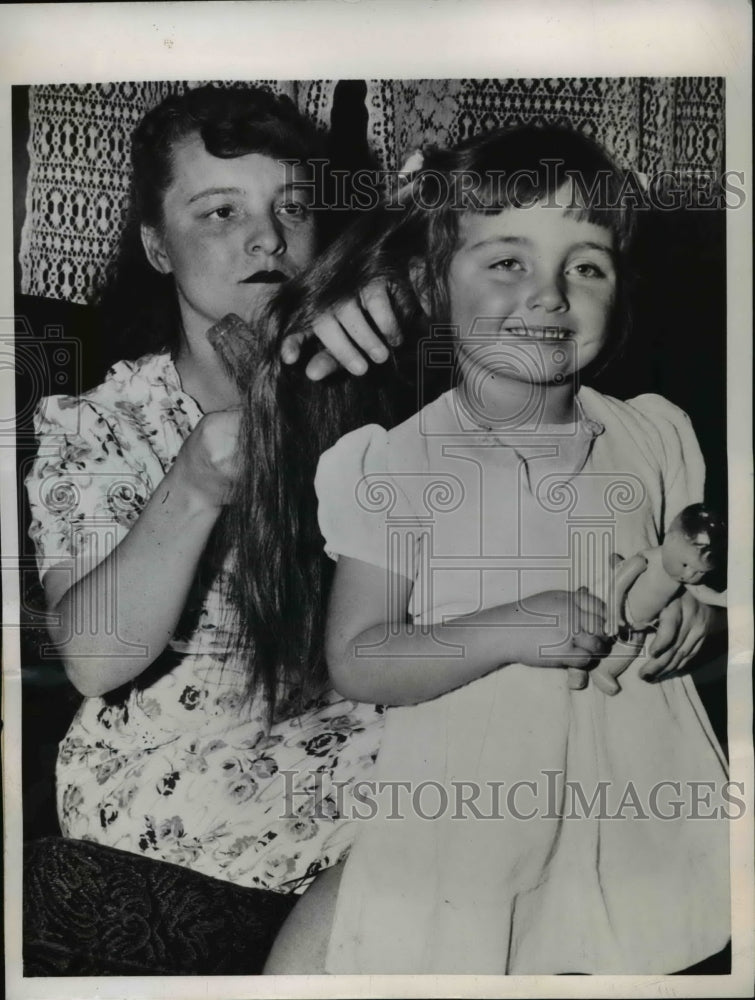 1947 Press Photo Rochester NY Smile and 26 inch long tresses belong to 4 yr old