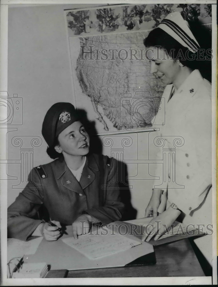 Load image into Gallery viewer, 1945 Press Photo San Francisco Joyce M Rowell &amp; Lt jg Lucille Prichard
