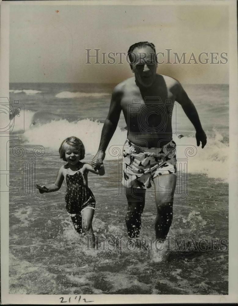 1950 Press Photo Dad and daughter, W.R Trask and Cynthia- Historic Images