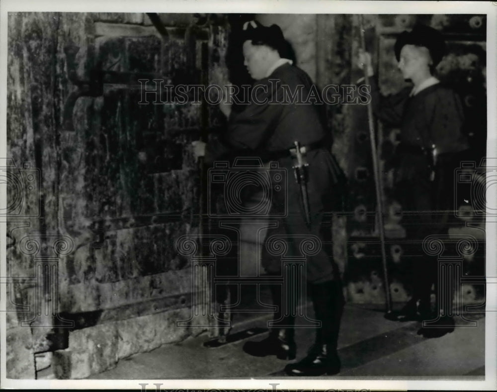 1963 Press Photo Vatican City Swiss Guards close door after Pope John XXIII dies