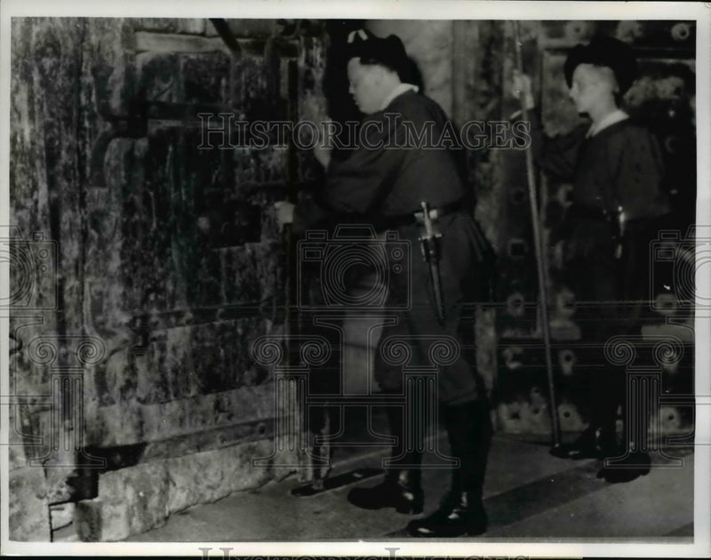 Load image into Gallery viewer, 1963 Press Photo Vatican City Swiss Guards close door after Pope John XXIII dies

