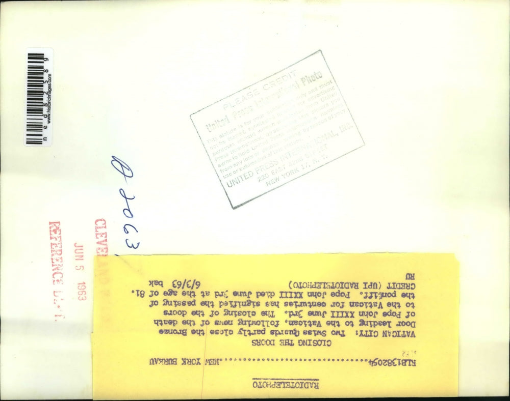 1963 Press Photo Vatican City Swiss Guards close door after Pope John XXIII dies