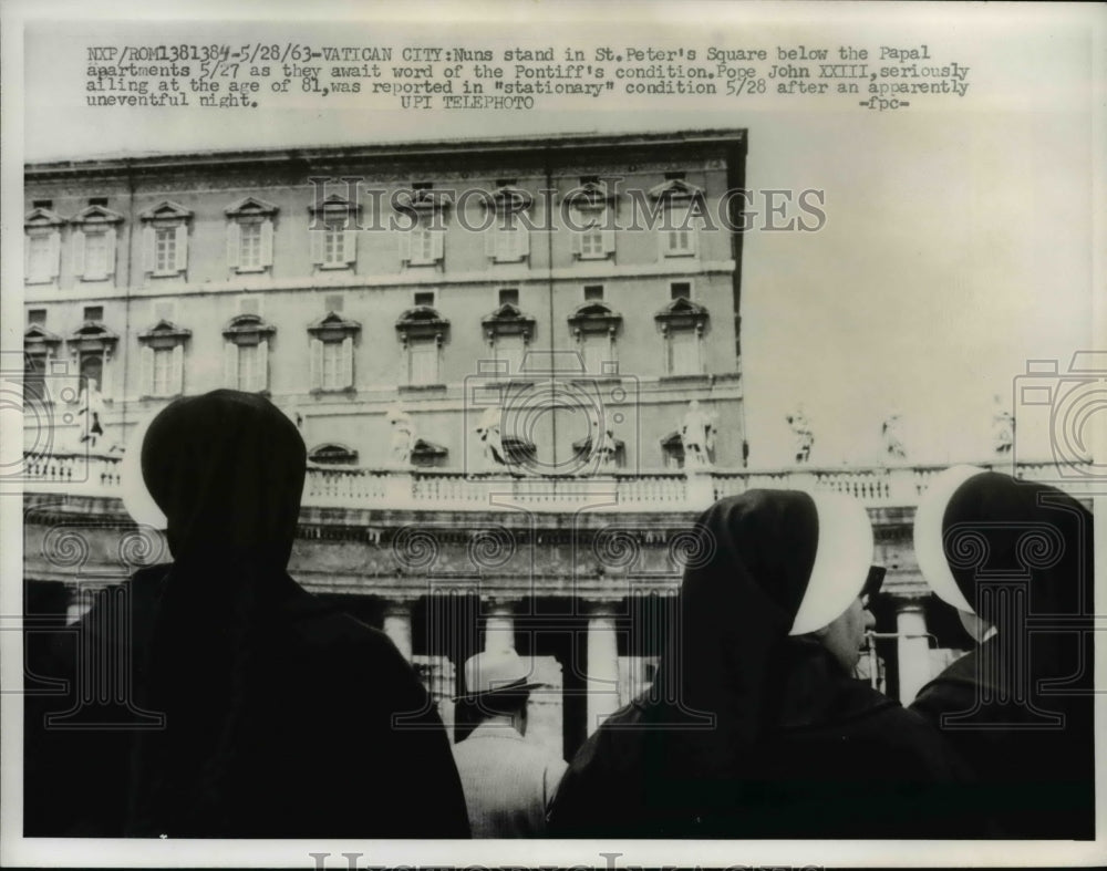 1963 Press Photo Vatican City Nuns at St Peter's Square wait word on Pape John