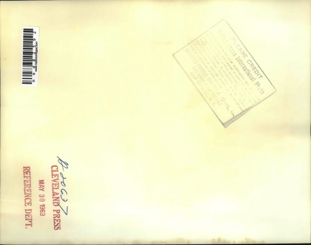 1963 Press Photo Vatican City Nuns at St Peter's Square wait word on Pape John