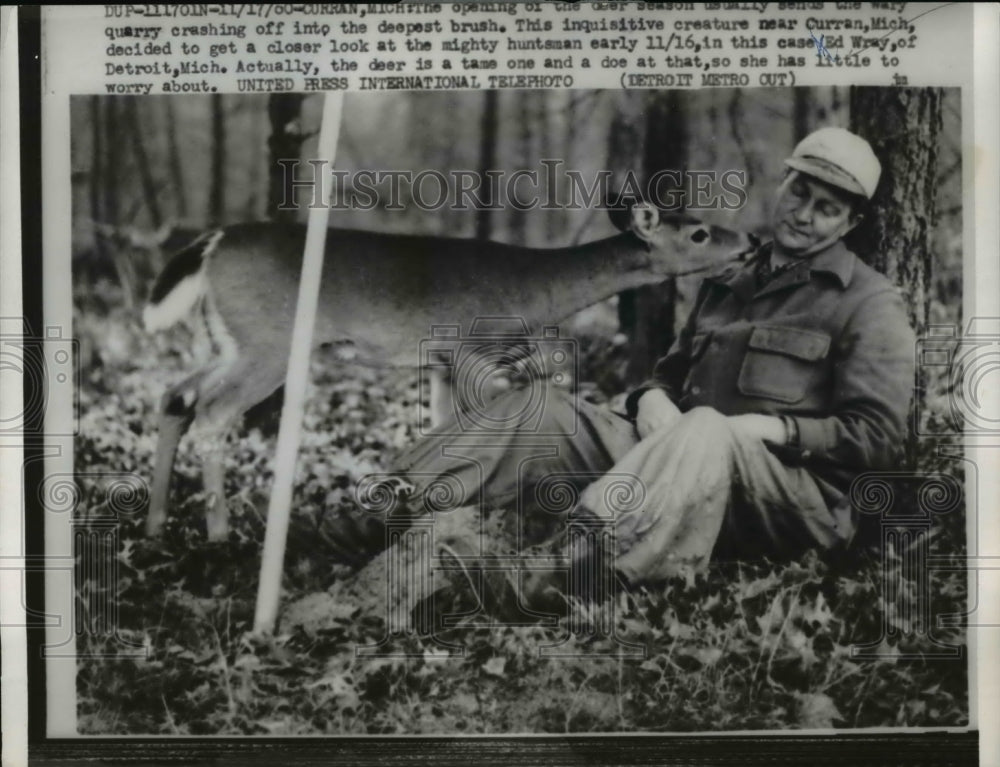 1960 Press Photo Huntsman, Ed Wray of Detroit with the doe