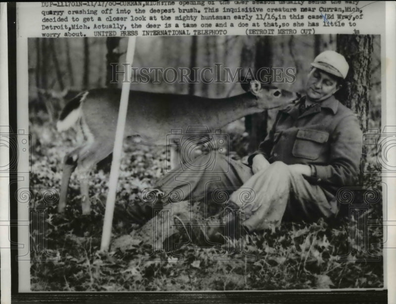 Load image into Gallery viewer, 1960 Press Photo Huntsman, Ed Wray of Detroit with the doe
