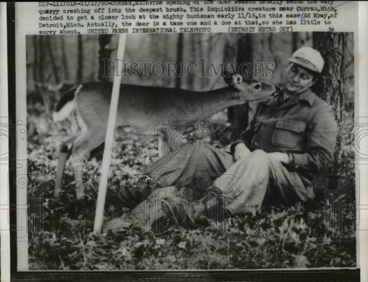 1960 Press Photo Huntsman, Ed Wray of Detroit with the doe
