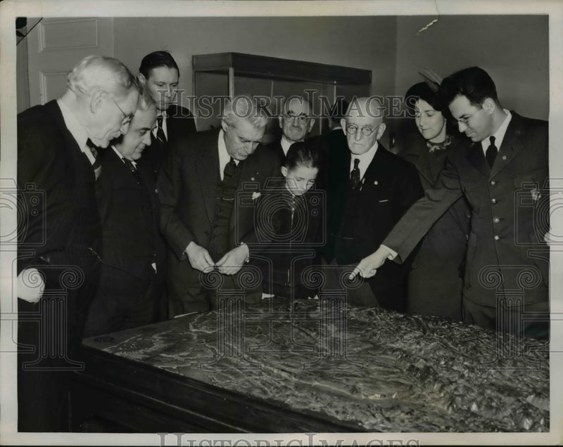 Load image into Gallery viewer, 1938 Press Photo Historian Melville J.Weig at Wash. Historical Museum Dedication
