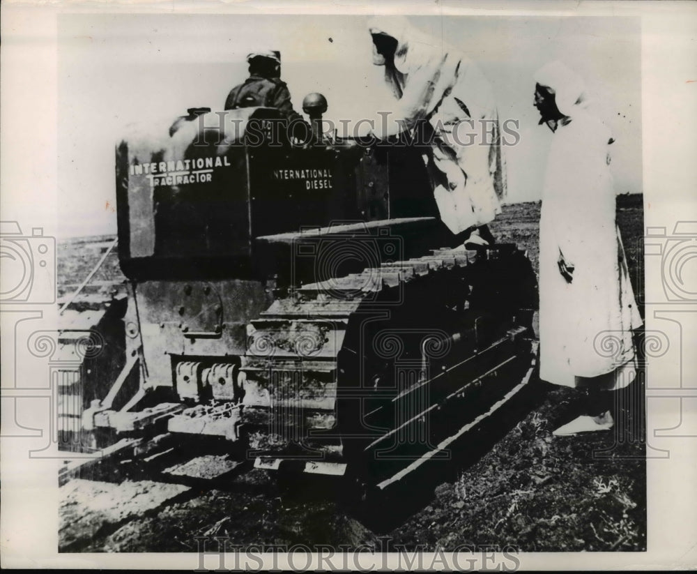1950 Press Photo Arabs make acquantance in farming methods of Diesel Tractor.