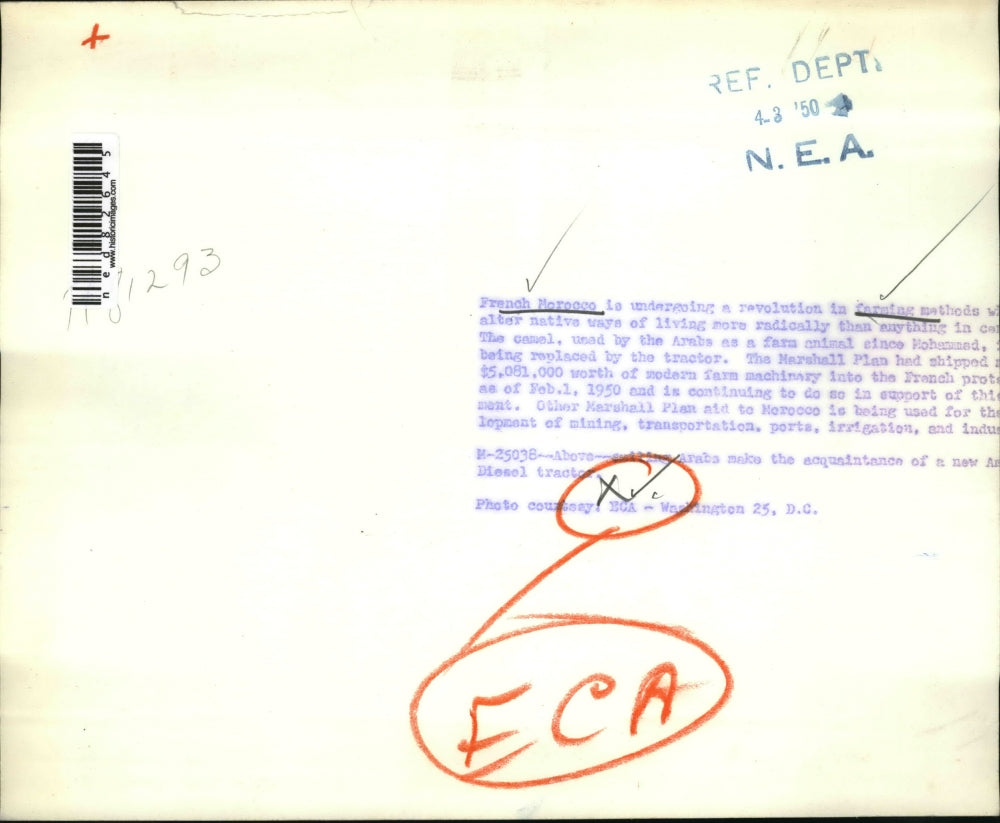 1950 Press Photo Arabs make acquantance in farming methods of Diesel Tractor.