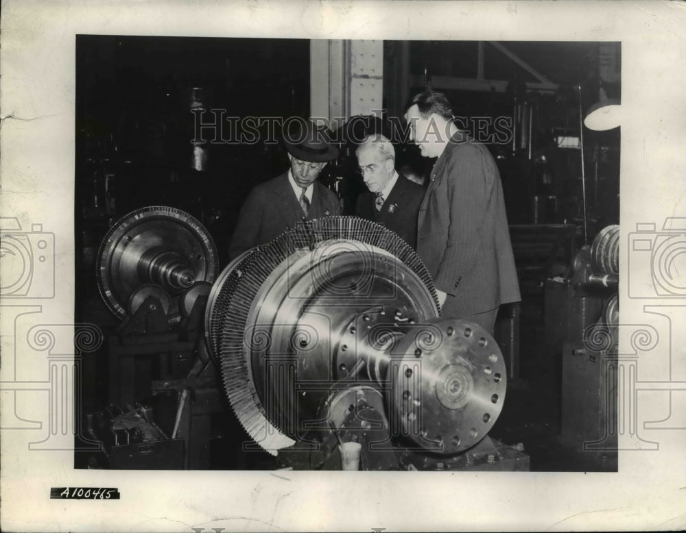 1942 Press Photo Pres Gerard Swope of Gen Electric inspects turbine motor