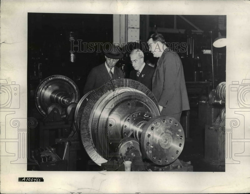 Load image into Gallery viewer, 1942 Press Photo Pres Gerard Swope of Gen Electric inspects turbine motor
