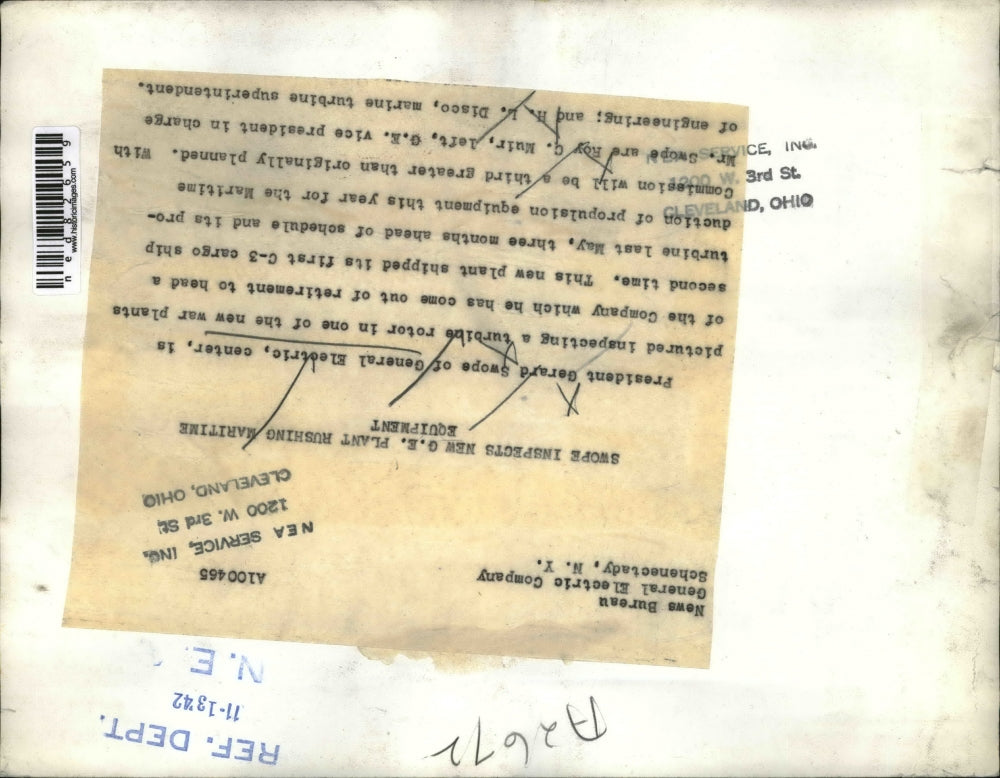 1942 Press Photo Pres Gerard Swope of Gen Electric inspects turbine motor