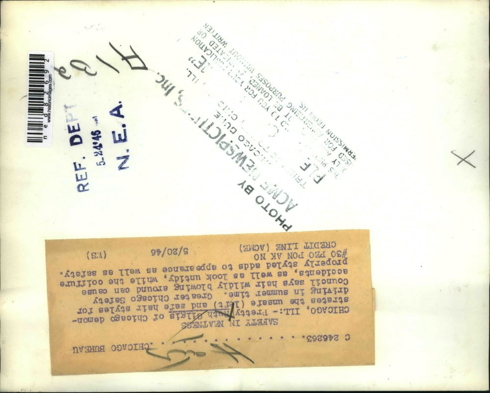 1946 Press Photo Ruth Gilgis Demonstrates Coiffure to Withstand Wind in Chicago