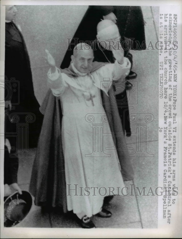 Load image into Gallery viewer, 1965 Press Photo Pope Paul VI greets Crowd outside of St. Patrick's Cathedral
