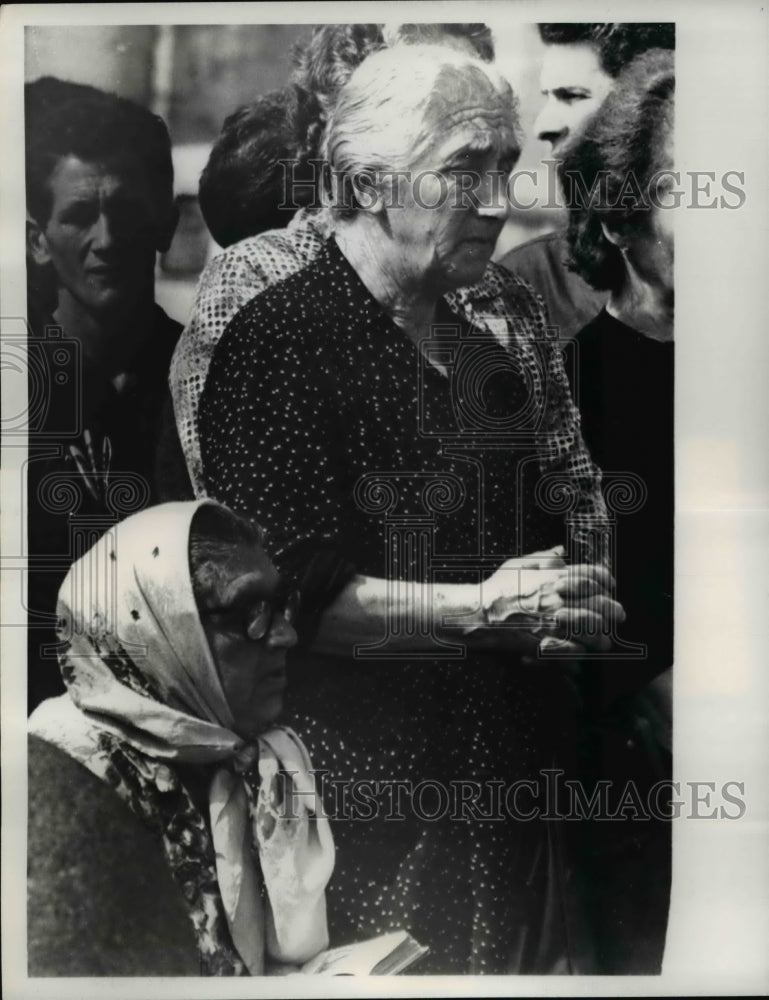 1963 Press Photo Vatican City The old women pray as members of the faithful keep