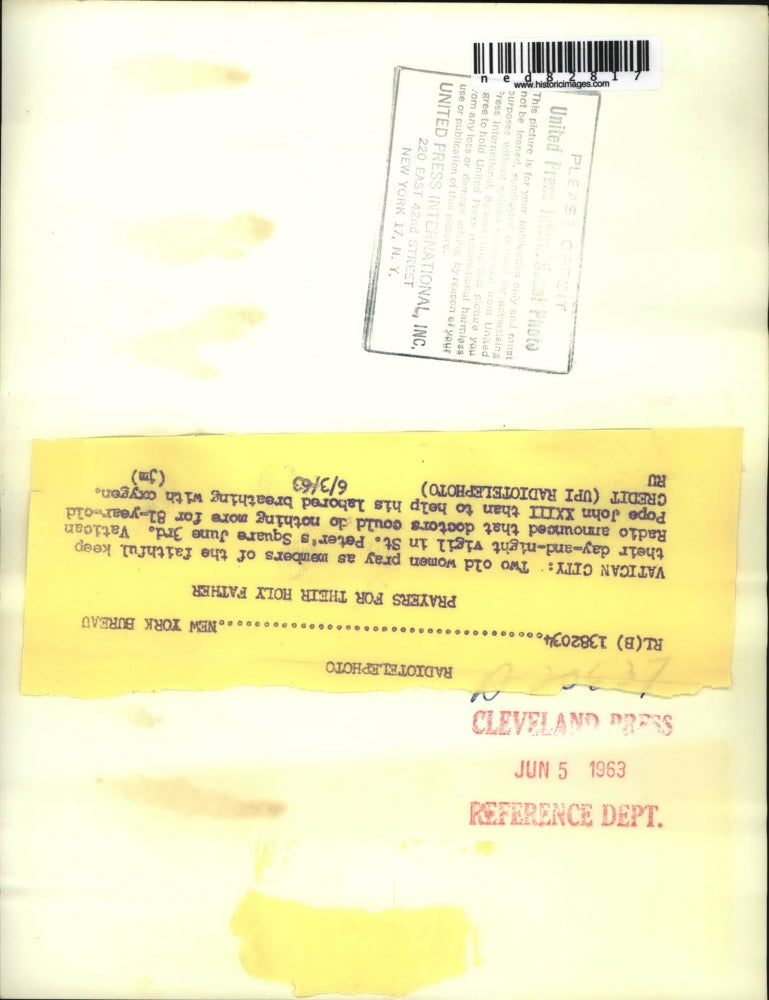 1963 Press Photo Vatican City The old women pray as members of the faithful keep