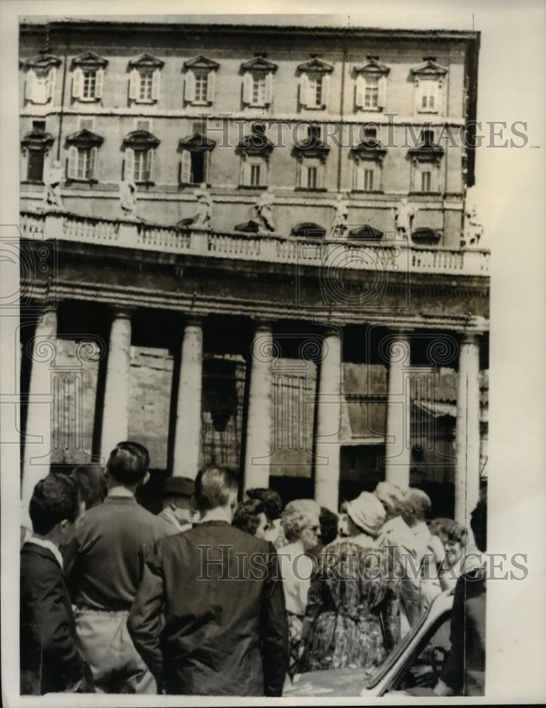 1963 Press Photo Vatican City Faithful look up from St Peter's Square to Pope