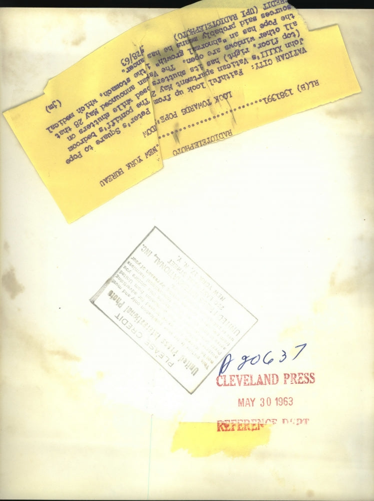 1963 Press Photo Vatican City Faithful look up from St Peter's Square to Pope