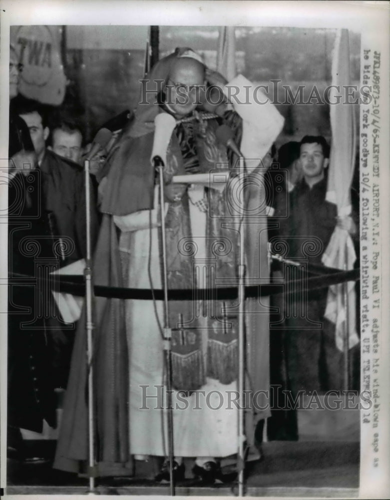Load image into Gallery viewer, 1965 Press Photo Pope Paul VI adjusting his wind blown cape

