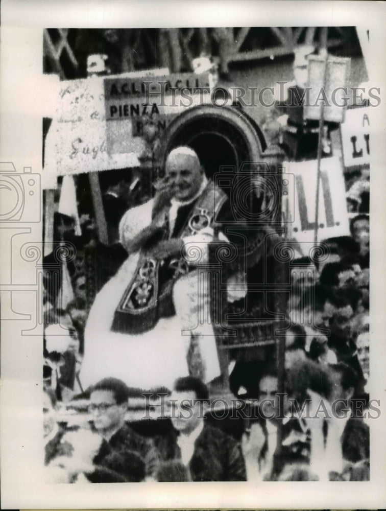 1961 Press Photo Vatican City Pope John XXIII at St Peter's Square