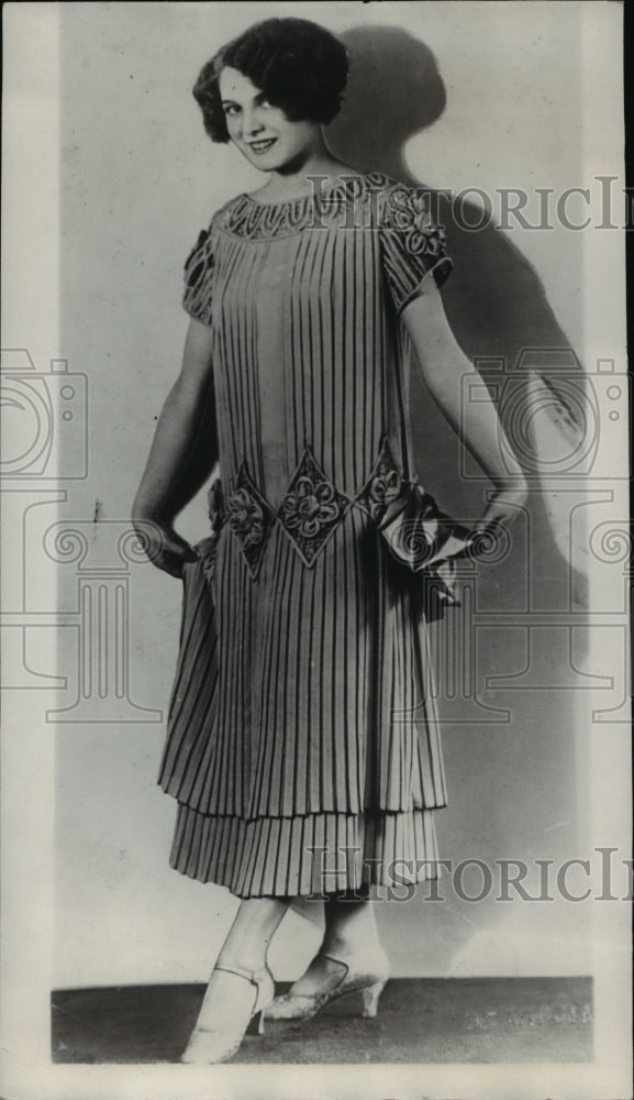 Load image into Gallery viewer, 1933 Press Photo Dorothy Martin Hillman in a fancy dress
