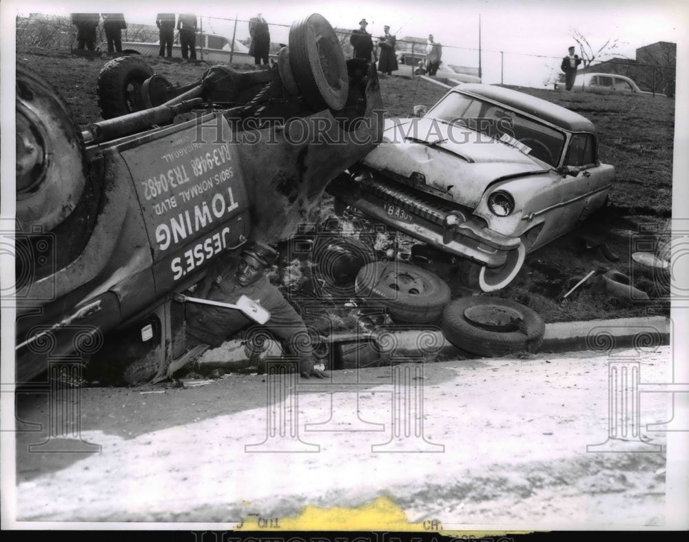 1962 Press Photo Chicago Jesse Anderson crawled out of cab of overturned tow