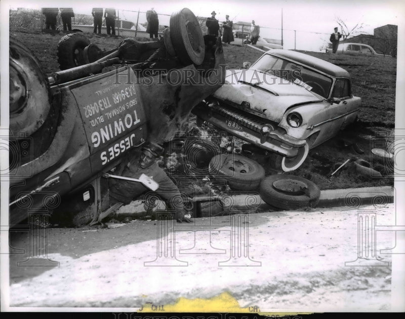 Load image into Gallery viewer, 1962 Press Photo Chicago Jesse Anderson crawled out of cab of overturned tow

