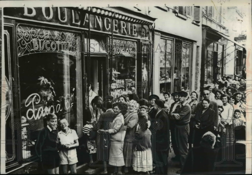 1956 Press Photo Long line of Paris housewives outside a closed bakeshop