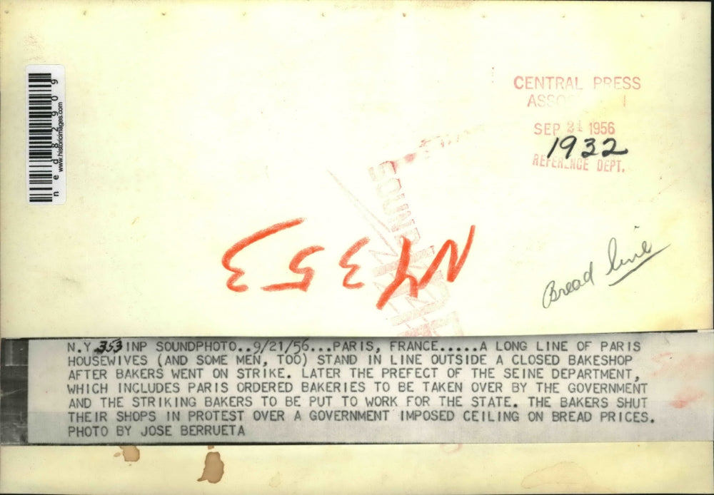 1956 Press Photo Long line of Paris housewives outside a closed bakeshop