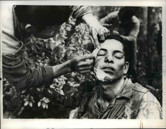1970 Press Photo Vietnam a doctor tens aARVN soldier after booby trap explosion- Historic Images