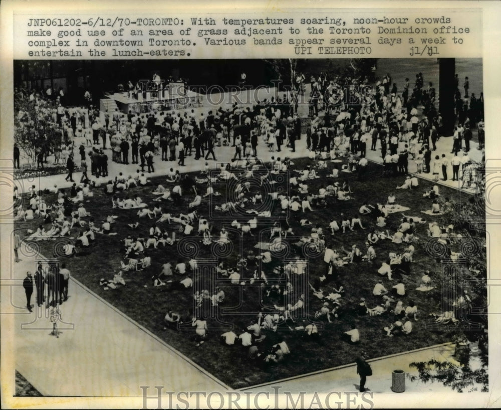 1970 Press Photo Toronto with temperatures soaring noon hour crowds make good- Historic Images