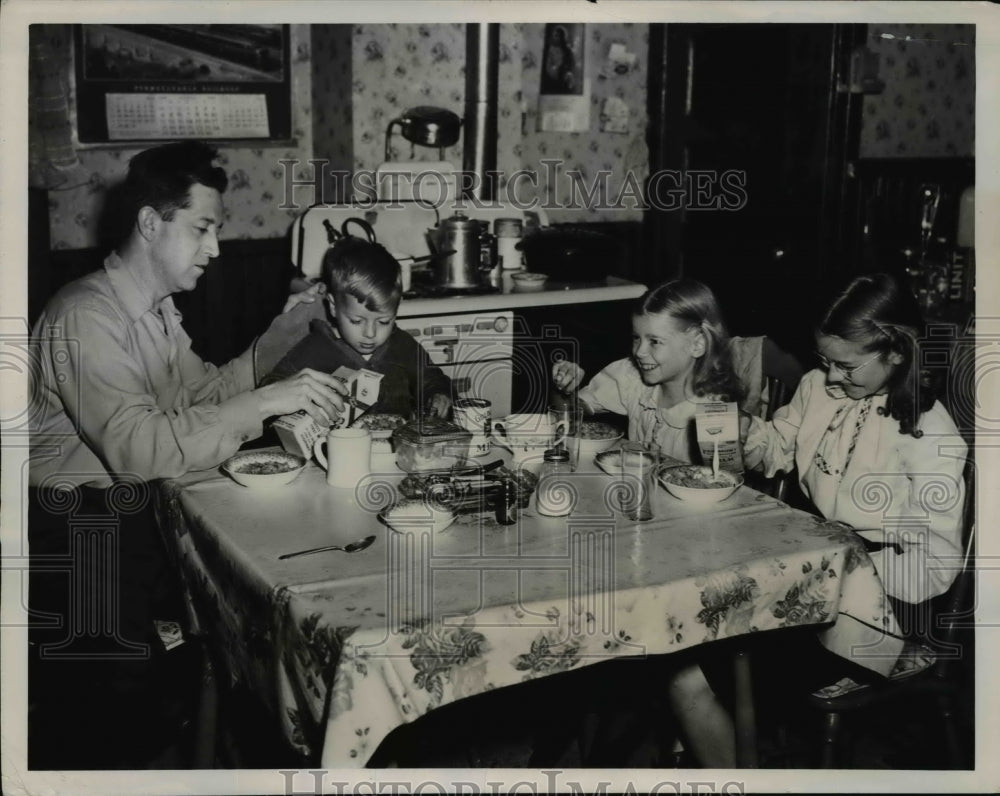 1948 Press Photo George T. Mathews & Children After Filing for Alimony