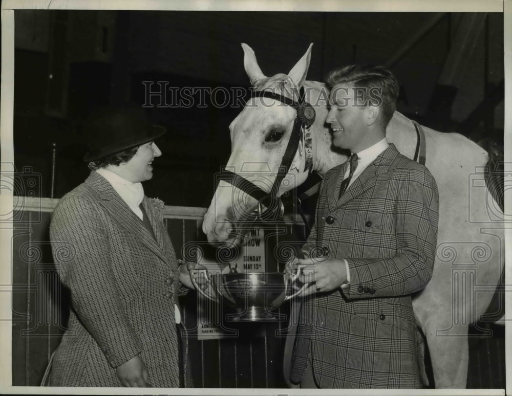 1938 Press Photo Sidney Stephen Gilbert Presenting Trophy to Arthur MacCashin- Historic Images