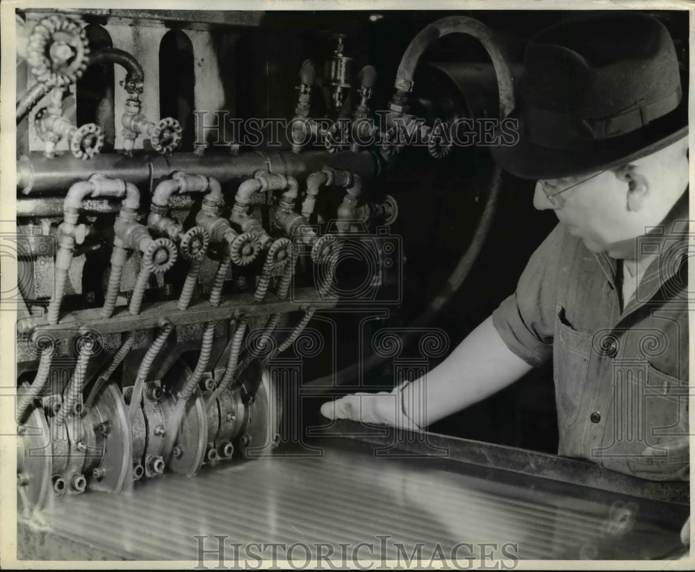 1942 Press Photo Ed O'Rourke at GE plane on a welding line