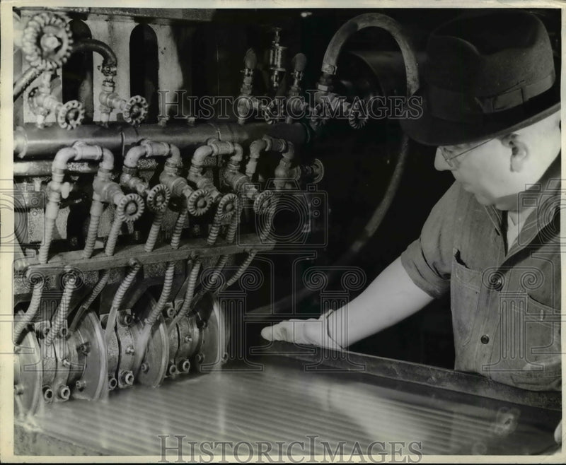 Load image into Gallery viewer, 1942 Press Photo Ed O'Rourke at GE plane on a welding line
