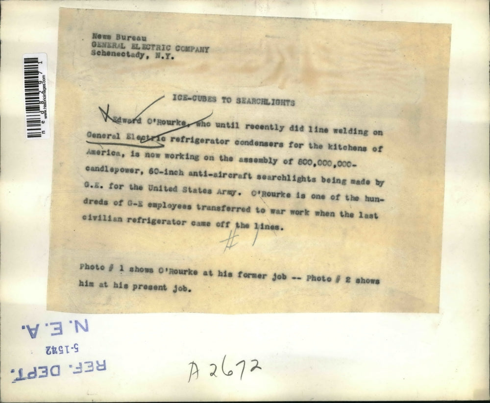 1942 Press Photo Ed O'Rourke at GE plane on a welding line