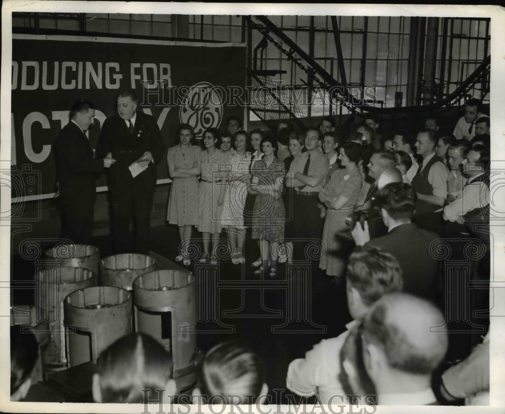 1942 Press Photo Robert Spring GE radio worker, BG Tang at award ceremony