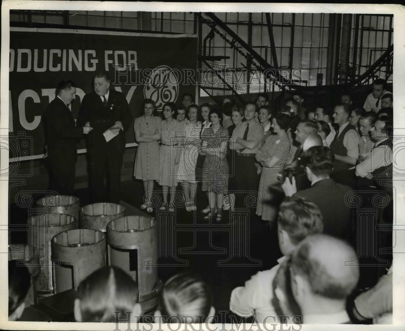 Load image into Gallery viewer, 1942 Press Photo Robert Spring GE radio worker, BG Tang at award ceremony
