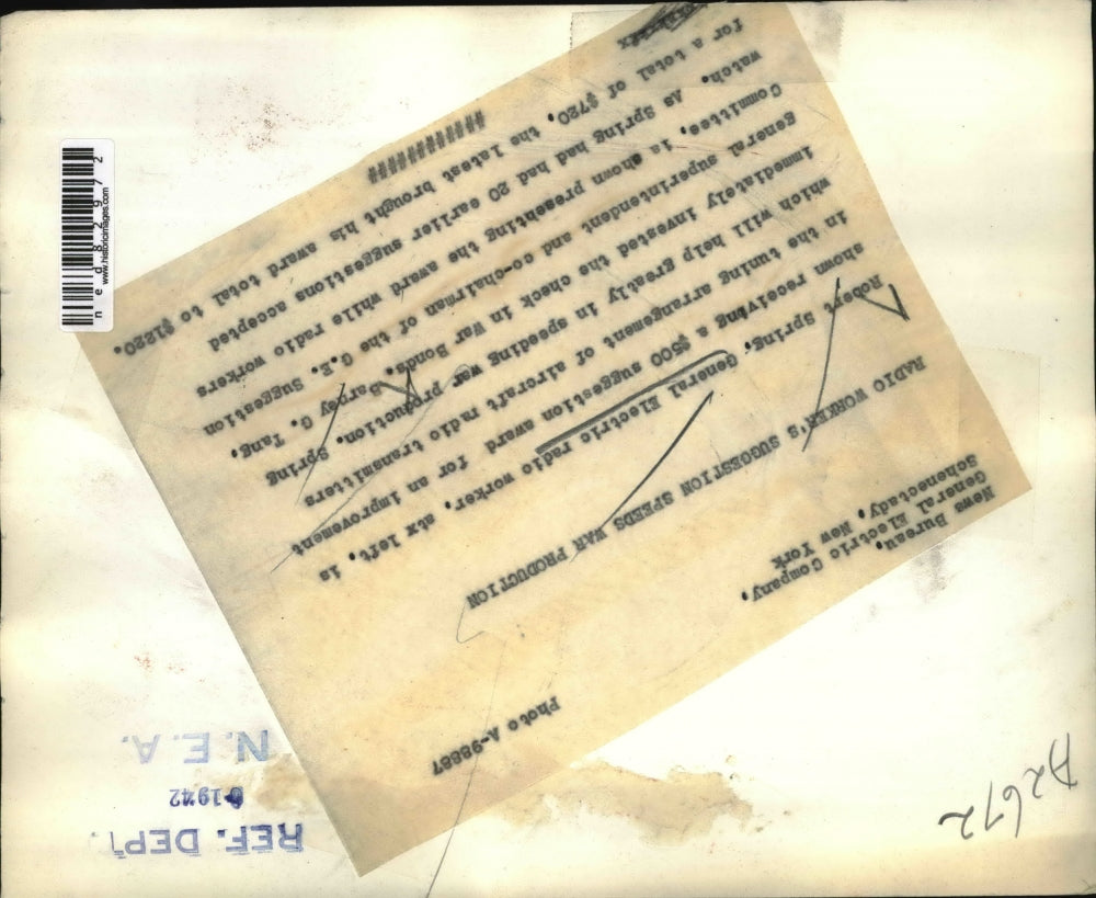 1942 Press Photo Robert Spring GE radio worker, BG Tang at award ceremony